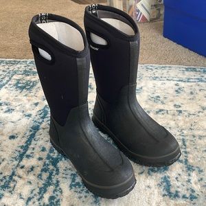 Kids Bogs boots size 5 black